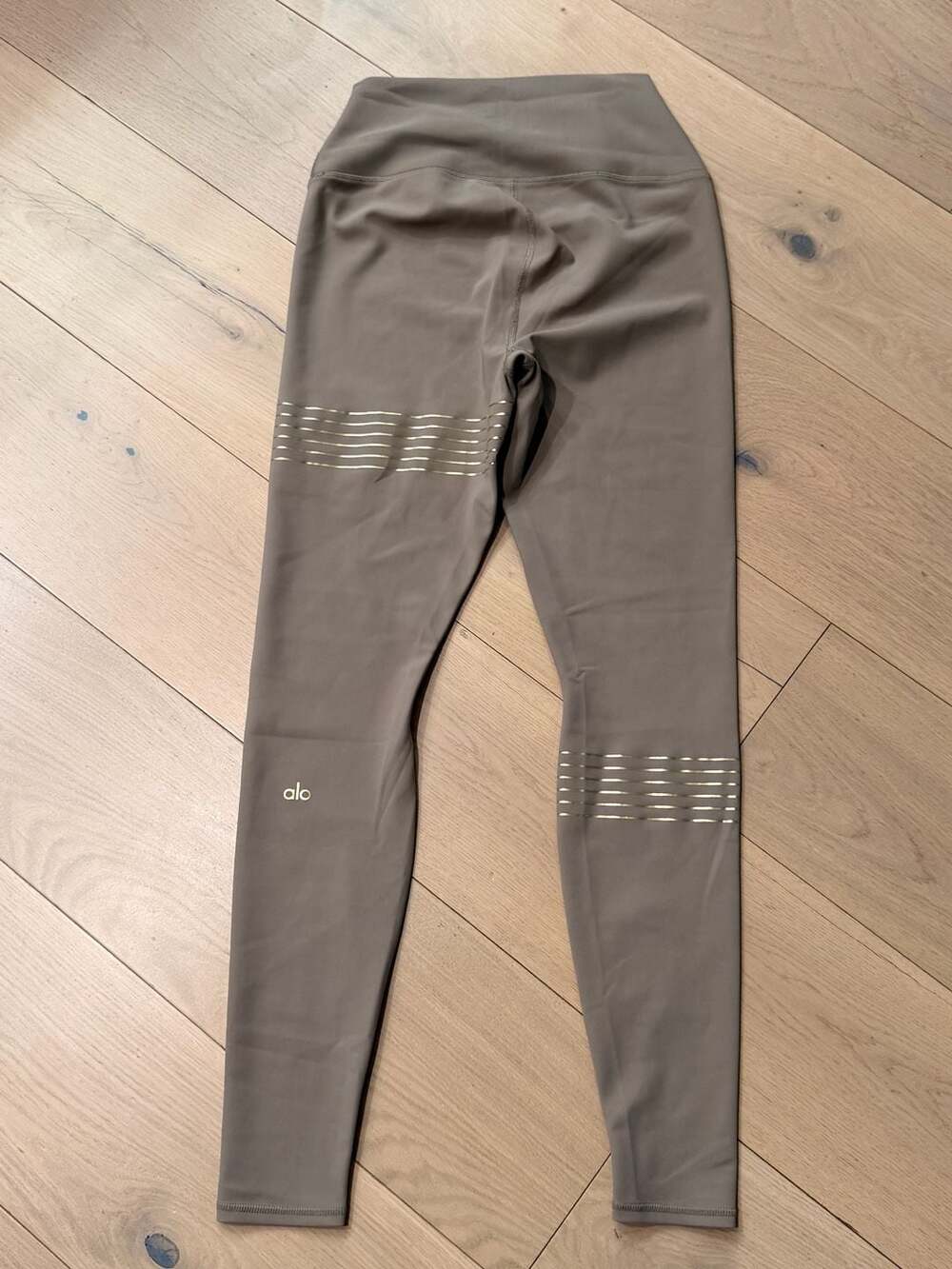 Alo Yoga High-Waist Vapor Leggings with Metallic Stripe Detail - Picture 7 of 10